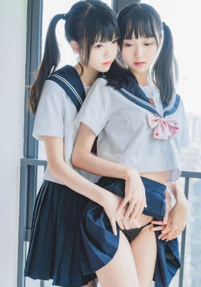 2个吃奶一个添下面视频